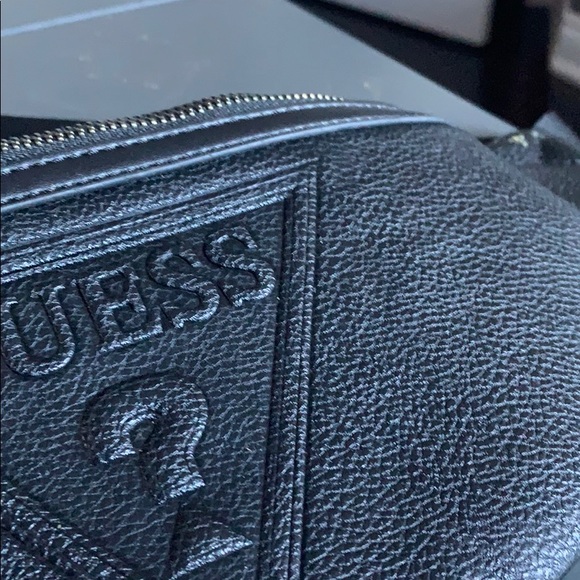 Guess Sidebag - Picture 3 of 3